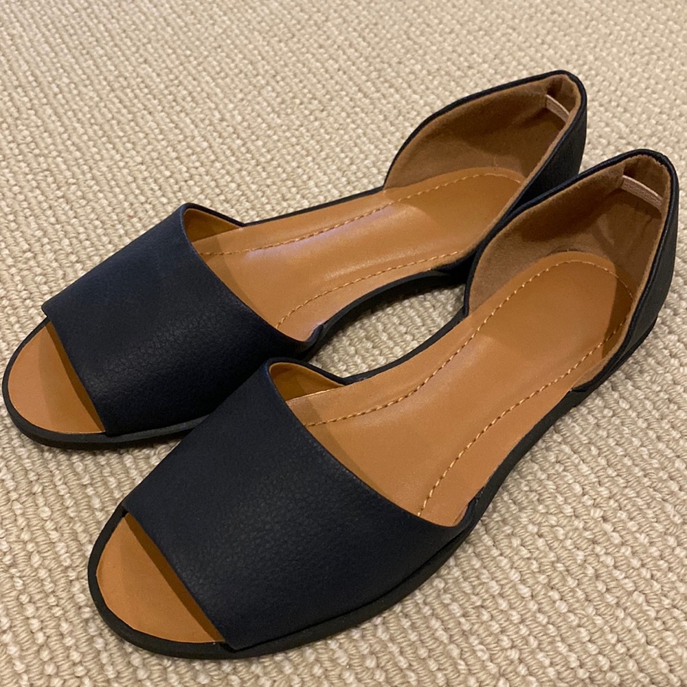 Urban Outfitters Black Flat Sandals (size 7) NEW